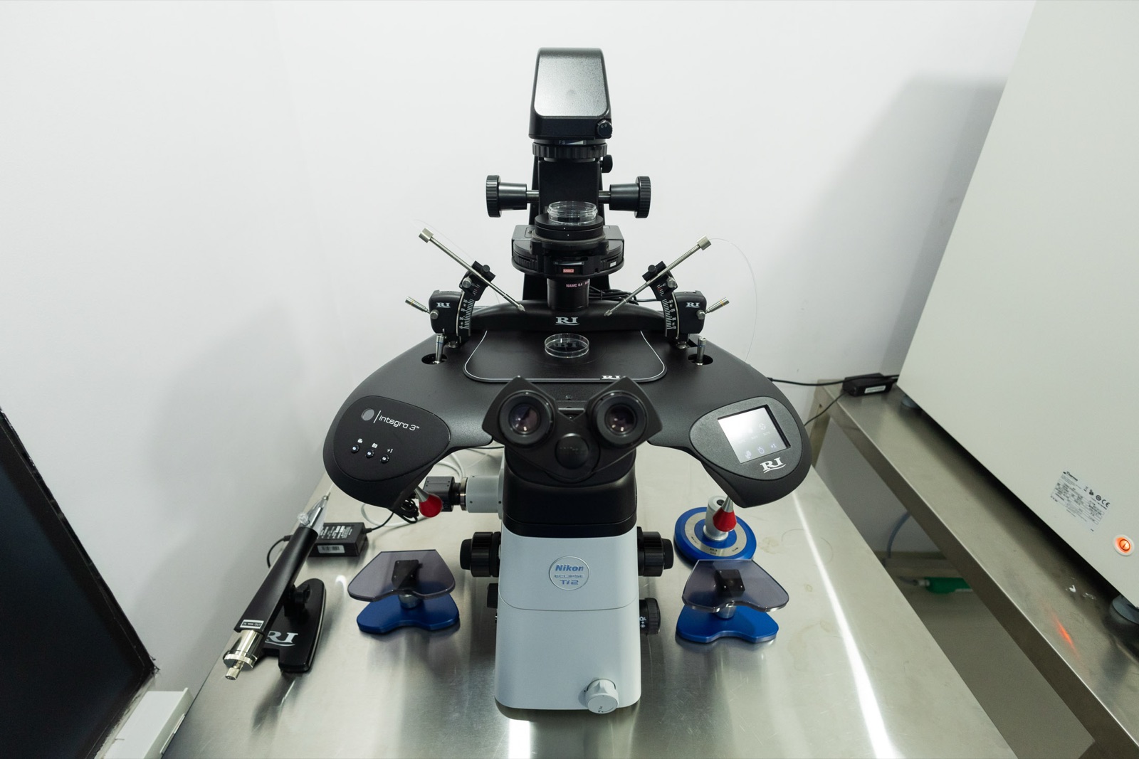 Nikon RI Integro 3 ICSI workstation at Srishti SAFE IVF lab
