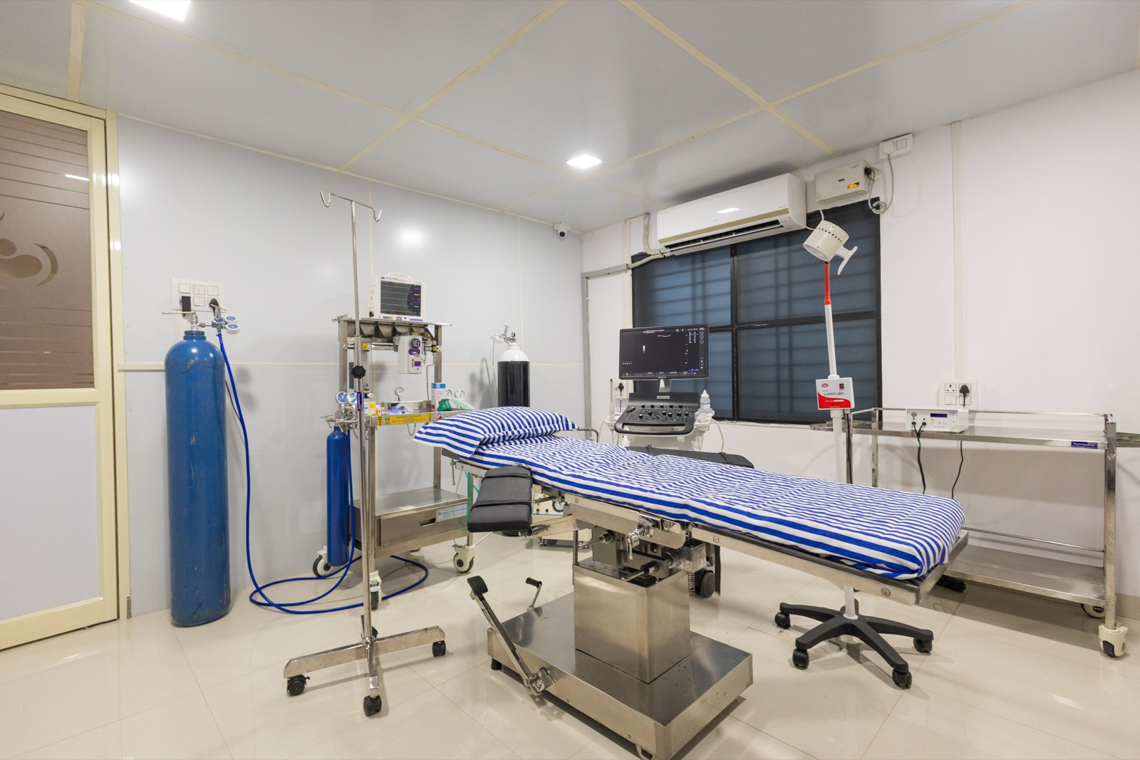 Wide view of Srishti SAFE operation theatre with surgical table, oxygen supply, monitor and modular ceiling